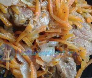 Простая и полезная говядина с луком и морковью на сковороде