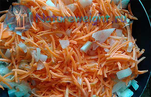 пассированные лук и морковь