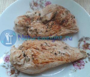 Полезная и сочная куриная грудка на сковороде в специях
