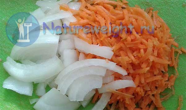 нашинкованный лук и потертая морковь
