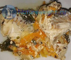 Диетическая тушеная рыба в мультиварке с морковкой и луком