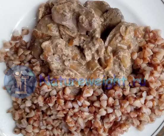 печень курицы с гречкой
