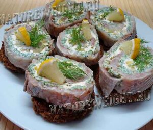 Необычный и вкусный рулет из сельди со сливочным маслом: пошаговый рецепт