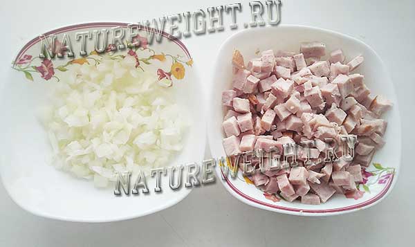 нарезка лука и свиной грудинки