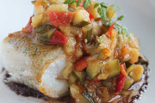 треска, приготовленная с овощами